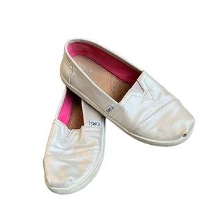 Girls Gold Toms. Size 1.5.